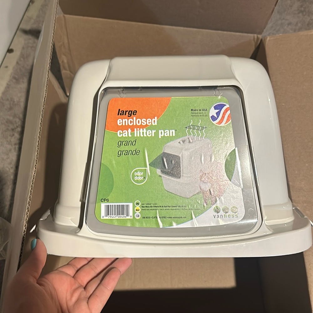 Brand new never used litter box